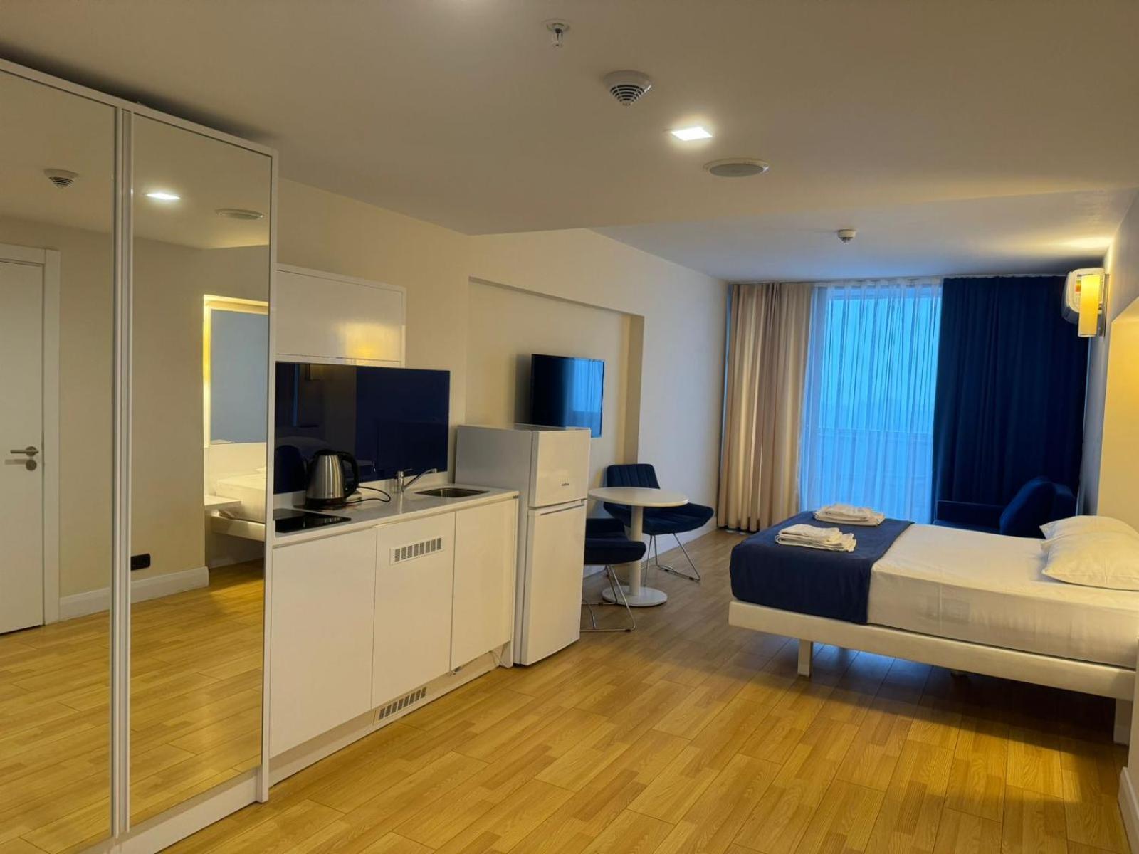 Lux Apart Hotel 555 باتومي الغرفة الصورة